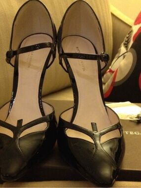 ISO Bottega Veneta Black Patent Leather Mary Jane Pumps